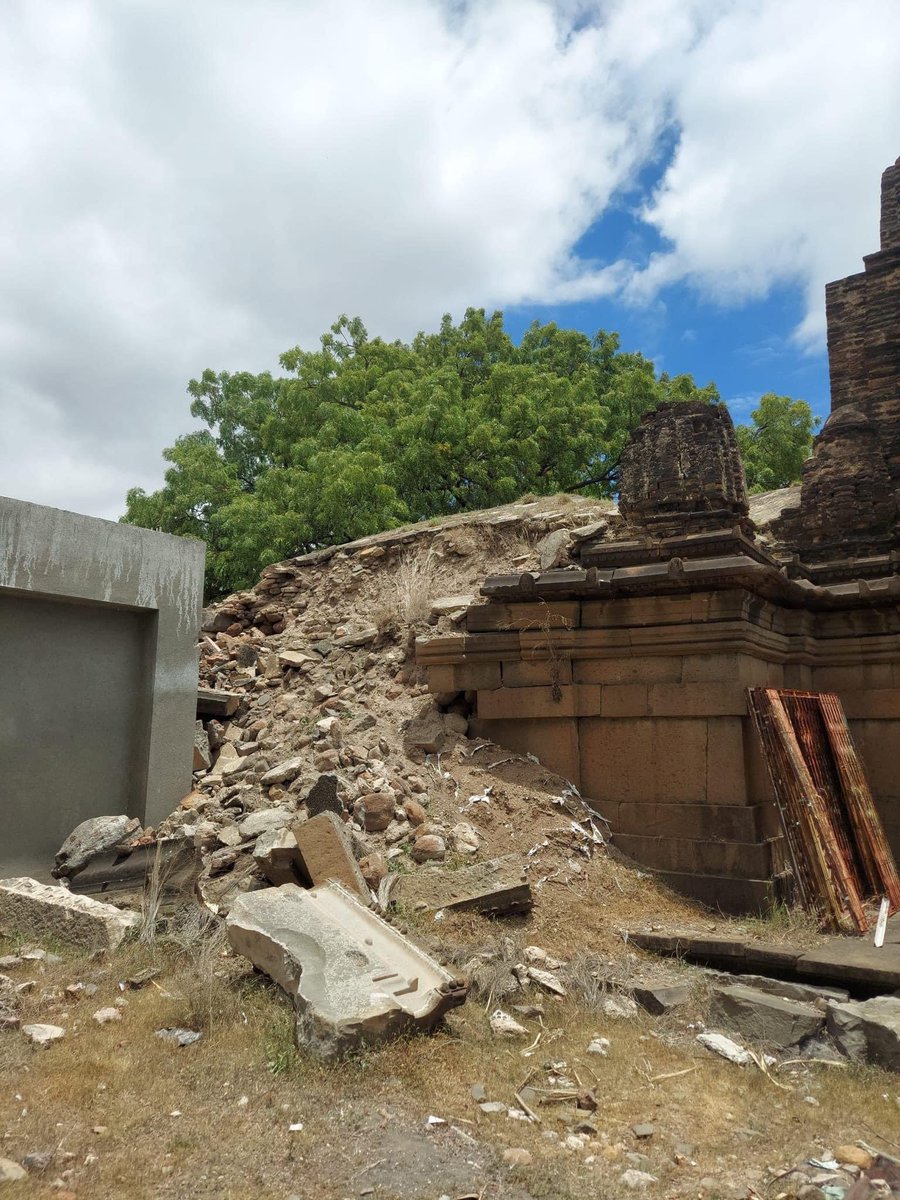 ShefVaidya's tweet photo. State of the Mallikarjun temple in #LoniBhapkar village of Maharashtra. As much the fault of the administration as it is of us. We have lost pride in our heritage! Can @MPLodha @ASIGoI @MinOfCultureGoI do something to save this 800 year old temple? Pics are by Bimbakosh page on FB. @Dev_Fadnavis @kishanreddybjp