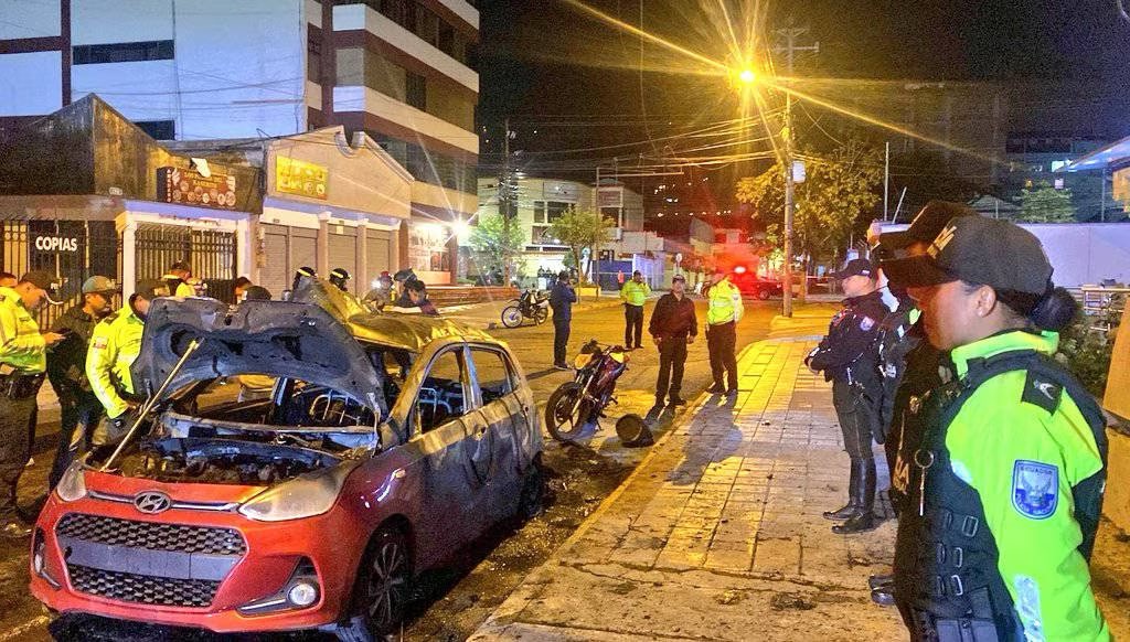 FUEGO | En las calles Robles y 9 de Octubre, norte de Quito, un vehículo se consumió en llamas.

📌<a href="/PoliciaEcuador/">Policía Ecuador</a> y <a href="/SeguridadeQuito/">Secretaría de Seguridad y Gestión de Riesgos Quito</a> precisan que fue un incendio el que generó la explosión.

📌No se registran heridos.

📸: <a href="/PoliciaEcuador/">Policía Ecuador</a>