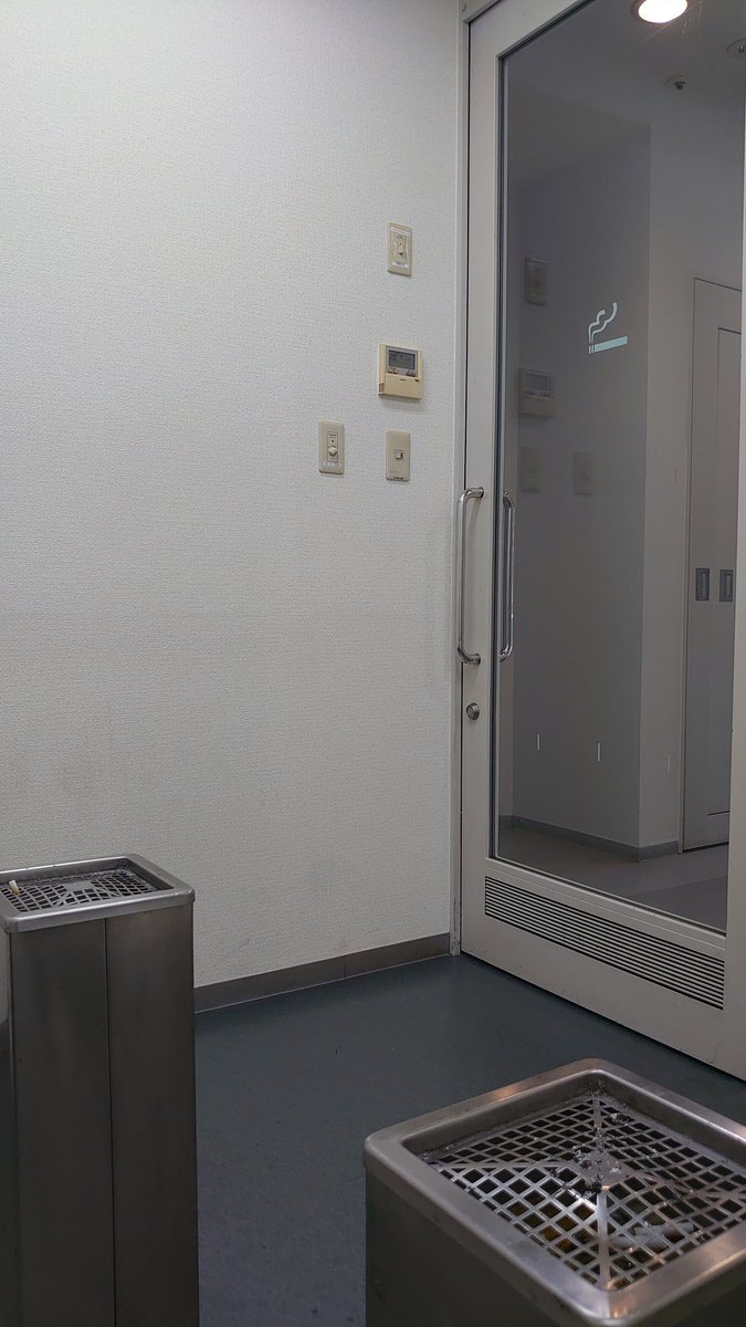 RyouenOshou's tweet photo. 空調完備は今や数が少なくなった😆
喫煙者のオアシスじゃ❗❗❗🚬😂
#三重県 #鈴鹿市
#鈴鹿サーキット さんに残る🙇
パドック2階の喫煙ルーム📷️
本日 #FormulaEnjoy 協会さん
走行トライアルデー開催中🏎️‼️
#鈴鹿サーキットパーク より
#盛りアゲるぞモータースポーツ &
#盛りアゲるぞ鈴鹿 ✌️😄 https://t.co/5IXkIrIZZb