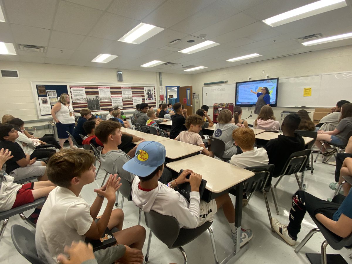 dawn_vlchek's tweet photo. What does an orange and a baseball bat have to do with US History? @HerrinHistory illustrates the concept of distortion to 7th Gr Ss with @MustangHistory7 & @dawn_vlchek. #WhoTellsYourStory @JLSMS_Official @SSGSlcps #StudentHistorians https://t.co/Q5hSbXjB6H