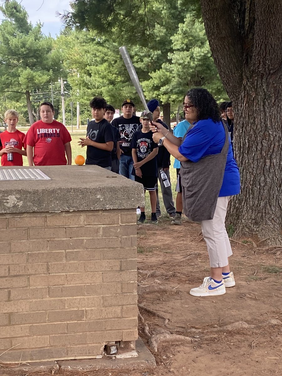 dawn_vlchek's tweet photo. What does an orange and a baseball bat have to do with US History? @HerrinHistory illustrates the concept of distortion to 7th Gr Ss with @MustangHistory7 & @dawn_vlchek. #WhoTellsYourStory @JLSMS_Official @SSGSlcps #StudentHistorians https://t.co/Q5hSbXjB6H