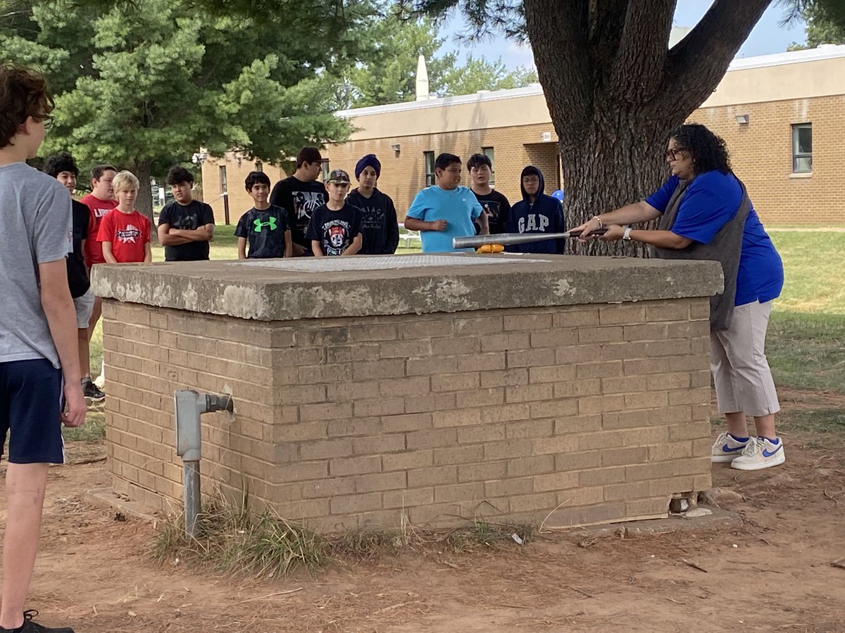 dawn_vlchek's tweet photo. What does an orange and a baseball bat have to do with US History? @HerrinHistory illustrates the concept of distortion to 7th Gr Ss with @MustangHistory7 & @dawn_vlchek. #WhoTellsYourStory @JLSMS_Official @SSGSlcps #StudentHistorians https://t.co/Q5hSbXjB6H