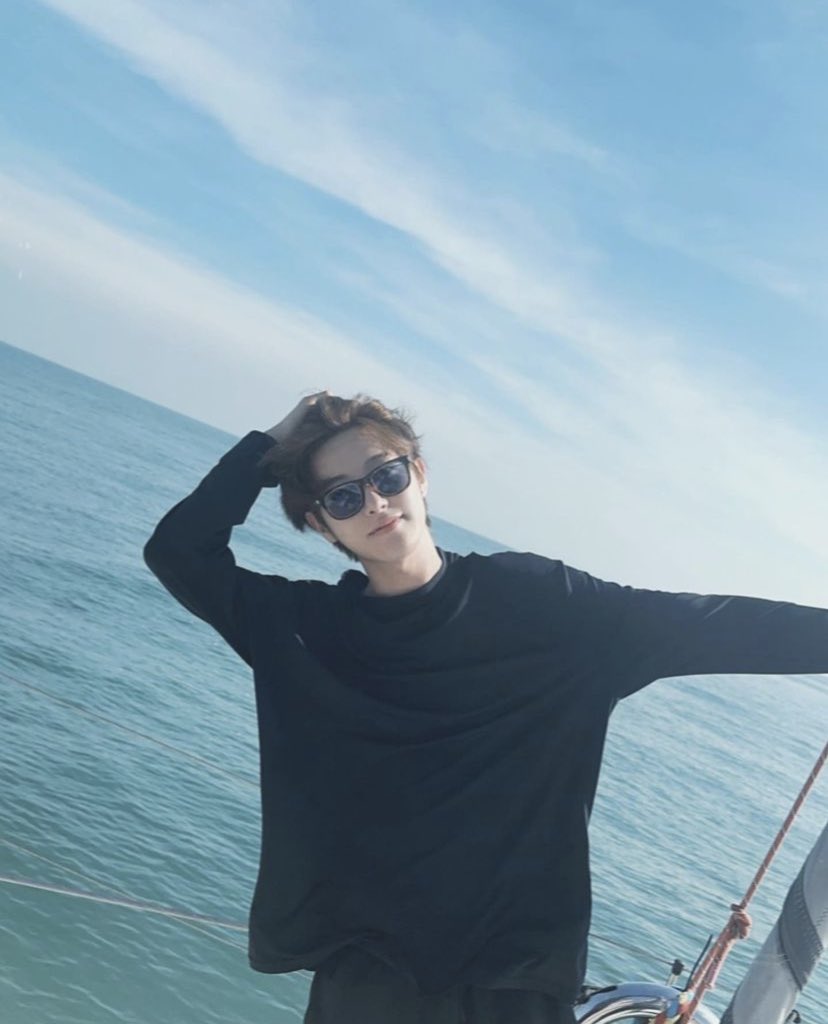 For_HRJKMJ's tweet photo. renjun winter and the beach 🦊⭐

#RENJUN #런쥔 #WINTER #윈터 https://t.co/DN3eEyYzuv