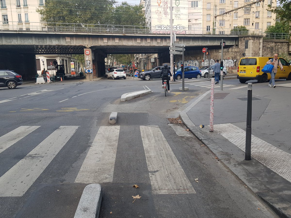 lyon6avelo's tweet photo. ✳️ Carrefour Vitton Rambaud : les travaux battent leur plein !
➡️ Un angle a déjà été réalisé, les autres sont en cours.

En cette rentrée, les cyclistes sont déjà nombreux à emprunter ces nouveaux carrefours du 6e.

#Lyon6EnTravaux #CarrefourHollandais #Lyon6 #CoursVitton https://t.co/I0S2euMNB8