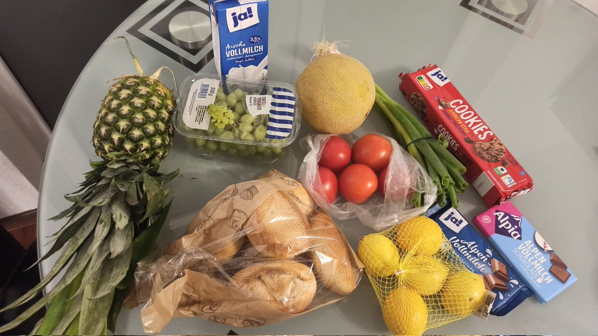 Almanya'nın gördüğü büyük enflasyon sonrasında dahi resimdeki ürünler 12 Euro
Ürün başı 1 Euro.
Şuan Türkiye'de en büyük banknot 200 lira ve 1 kilo et gelmiyor.
Umarım hakem heyeti memur zammını adil yapar. Yoksa eğitimli insanlar yurtdışına gitmeye devam edecek.
#memur