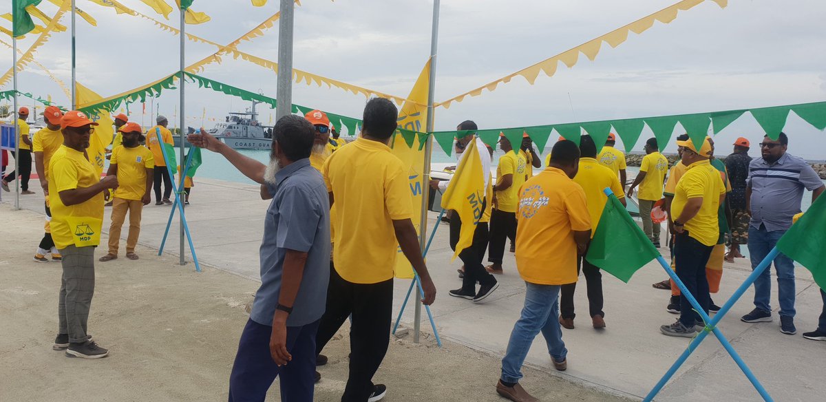 Murshidhu's tweet photo. ހިމަންދޫއަށް ރައީސް ސާލިހް ގެނެސްދެއްވި އަދި ގެނެސްދެއްވަމުންދާ ތަރައްގީ އެހެން ހުރިހާ ވެރިކަމާ ނުބައްދަލު. ރައީސް ސާލިހަށް މަރުހަބާ ކިޔަން މި ވެރިކަމުގައި ހެދި ބަނދަރުމަތި މިއަދު ފުރާލާނެ  
⁦#IbuAslam2023⁩ 
⁦#UfaaveriAmaanRaajje⁩ https://t.co/eHXfwUyVyq
