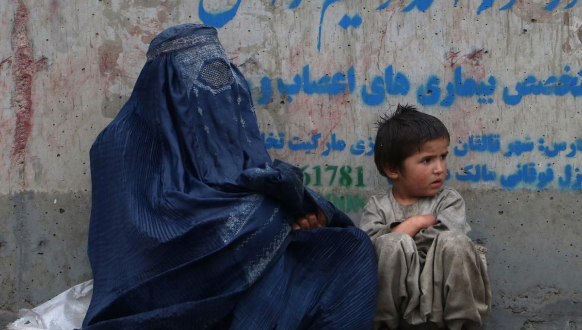 JamaisSansElles's tweet photo. En Afghanistan, les femmes se suicident de désespoir. La liste des interdits qui frappent les femmes depuis l'accession au pouvoir des talibans est interminable et vertigineuse.  https://t.co/3PhVB9lPxH par @Berentrice @slatefr #Ella #JamaisSansElles https://t.co/Ru7mGMptmR