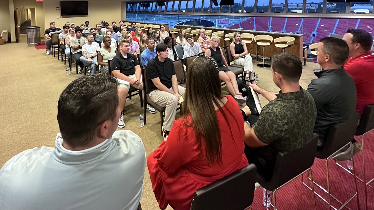 Robertalberino's tweet image. Great night connecting with aspiring production peeps from near and far!!

Props to our speakers @B__Radd, @annatobkin, @danevanwhy, @JoeHelder17, @GlennConnelly (and your MC, not pictured! 😉)

Love talking shop and discovering new faces 🙏🏼💪🏼🎬🎥
