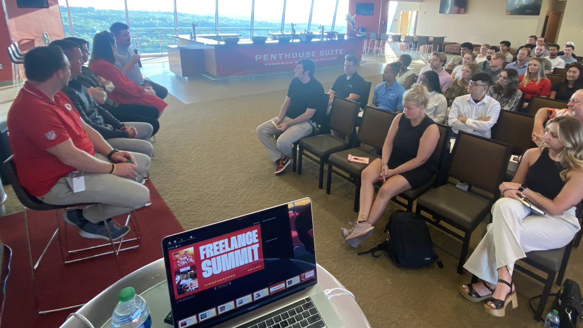 Robertalberino's tweet image. Great night connecting with aspiring production peeps from near and far!!

Props to our speakers @B__Radd, @annatobkin, @danevanwhy, @JoeHelder17, @GlennConnelly (and your MC, not pictured! 😉)

Love talking shop and discovering new faces 🙏🏼💪🏼🎬🎥