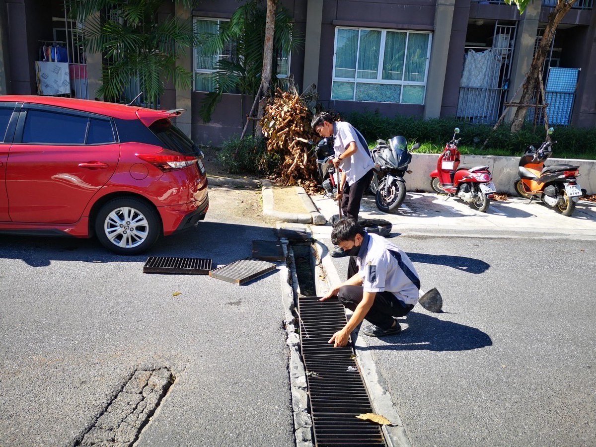 anukulrat's tweet photo. กันไว้ดีกว่าแก้… หน้าฝนแล้ว ทีมบริหารอาคารพลัสจัดให้มีการลอกและทำความสะอาดท่อ เพื่อป้องกันน้ำท่วมขังในโครงการครับ #พลัสพร็อพเพอร์ตี้ #PlusPropertyTH #PlusLivingManagement #PlusPreventiveMaintenance https://t.co/6ZXYqGIVO8