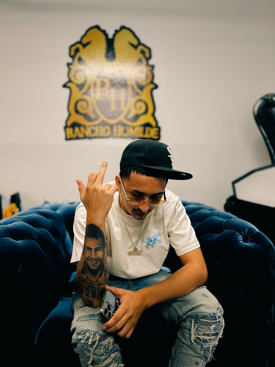 Alexisverasss's tweet photo. En Lo Que Debo Andar🏚️🔥‼️
NEW ALBUM THIS FRIDAY📦.
#feriaenelpantalon #exportando #seguimosexportando #DLC #burnthatshit
#DeLaCalle #hp #hprecords #clikashit #Stockton #outthemud #mudville #dlc #portcity #yeahitstrue https://t.co/B3vzB60vwS