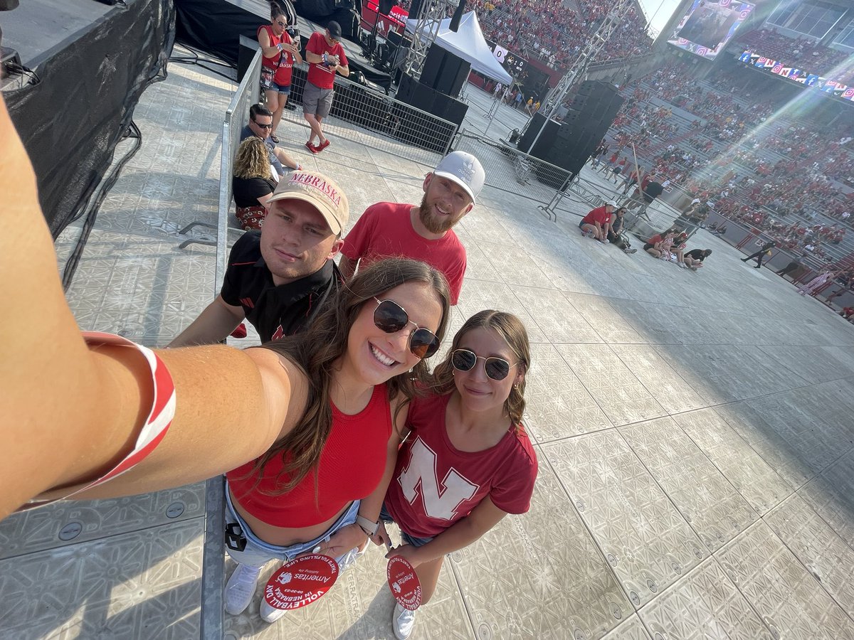 chloe_odbert's tweet photo. THE BEST TIME OF YEAR 🌽🏐❤️ #HUSKERS https://t.co/pvMLlxrIjN