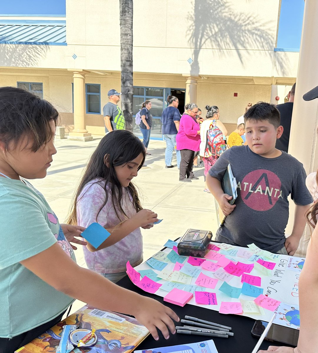 Love4lifeassoc's tweet photo. Love 4 Life Association at the Manuel L Real Back to School Night!!♥️🌎♥️
#BullyingPrevention #SuicidePrevention
#LoveYourself #LoveOthers #StandUpForEachOther #Love4LifeAssociation #VVUSD #MakingADifference #Community #ManuelLReal https://t.co/EZTsZ8k4rK