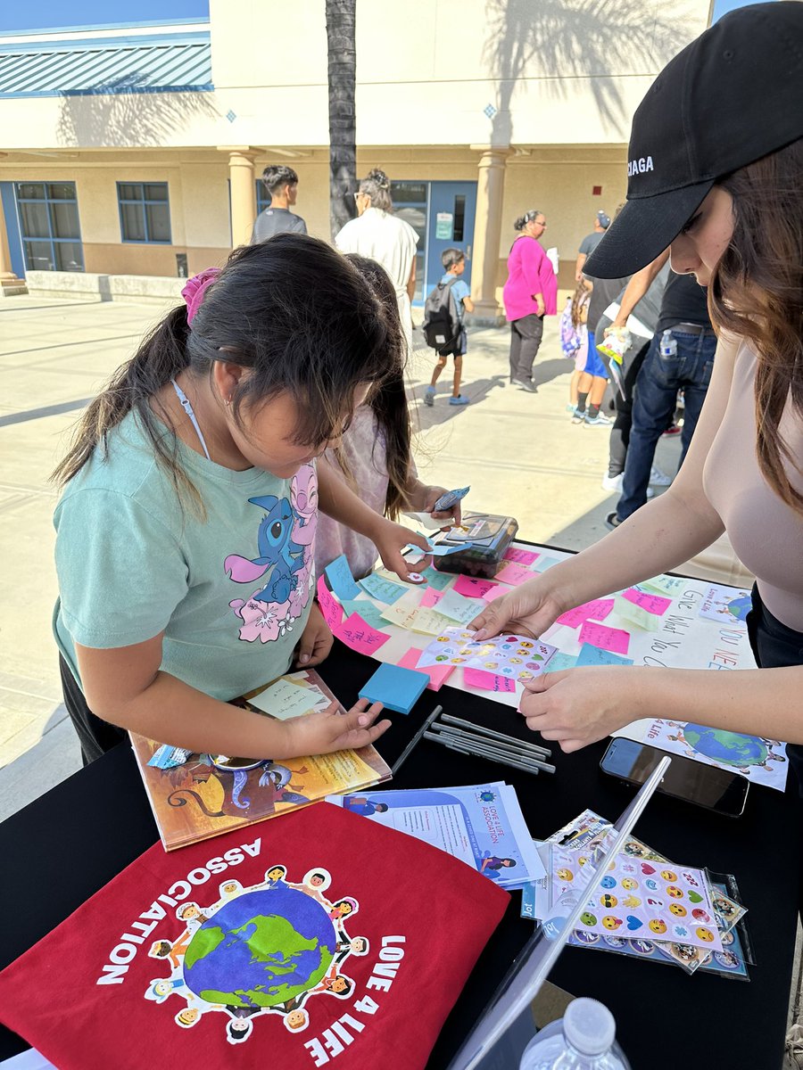 Love4lifeassoc's tweet photo. Love 4 Life Association at the Manuel L Real Back to School Night!!♥️🌎♥️
#BullyingPrevention #SuicidePrevention
#LoveYourself #LoveOthers #StandUpForEachOther #Love4LifeAssociation #VVUSD #MakingADifference #Community #ManuelLReal https://t.co/EZTsZ8k4rK