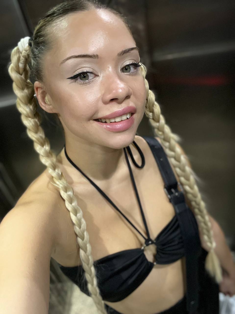 Mia Melone on X: elevator selfie routine t.cotlksv2uhjW  X