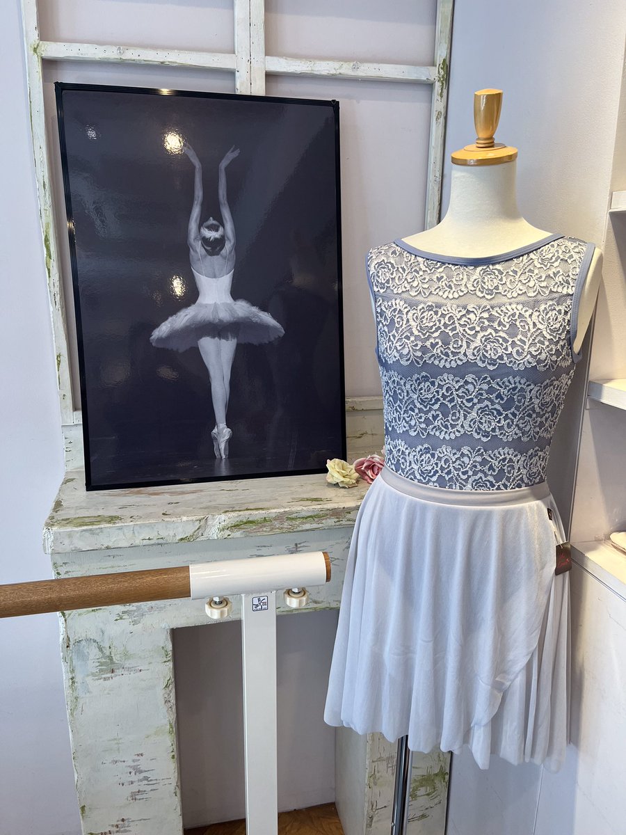 balletshopFAIRY's tweet photo. 🎀New item🎀

AiLovesより新作レオタードが入荷しました🎶

◇レースレオタード 
ローズ柄のレースがとてもエレガントなレオタード✨
ブルーグレーとベージュの2色展開です🩰

店頭にて先行販売中です❣️
オンラインショップでも後日掲載予定💫

＃バレエ ＃AiLoves https://t.co/qhJsDDIP4e