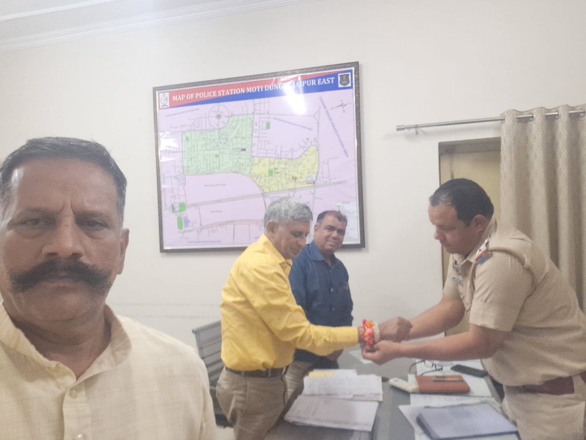 आज रक्षाबंधन के अवसर पर आदर्श नगर के माननीय संघ  चालक श्रीमान हरिशंकर जी साहब को लेकर आदर्श नगर थाना क्षेत्र में स्थित तीन थाने थाना आदर्श नगर पुलिस थाना लाल कोठी थाना मोती डूंगरी जयपुर के तीनों थाना अधिकारियों से पार्षद श्याम सुंदर  वार्ड 91 व एडवोकेट सुनील दत्त पार्षद वार्ड 90
