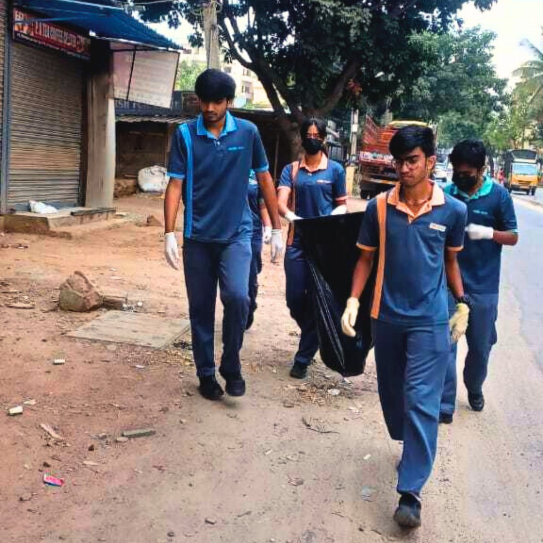 EkyaSchools's tweet photo. Turning words into action!
Students clean up the premises of Madiwala Lake, embodying the spirit of Aryaman 2023.
Don't miss the biggest marathon this season.
Register now: https://t.co/wPaV7jsZQI
#findyourplaceintheworld
#aryaman2023 #marathon #runforacause #greenerbengaluru https://t.co/o8NrpZOQzA