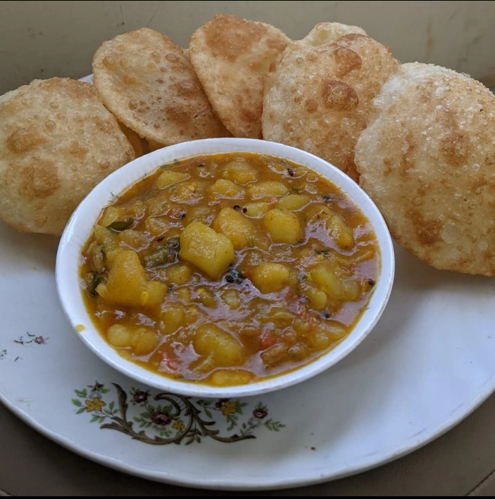 Thekichentweet's tweet photo. South Indians most favourite breakfast Poori with potato curry😋
#Food #foodblog #foodblogger #foodpics #foodphotography #foodlovers #cooking #tasty #Foodie #foodies #breakfas https://t.co/B7ll2ze4MQ