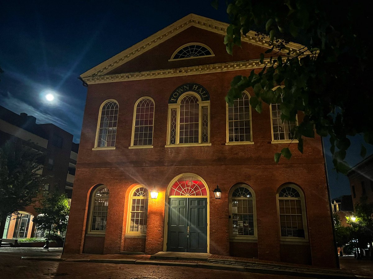 aart_innl's tweet photo. Town Hall in Salem, MA 
#SuperBlueMoon #BlueMoon #SalemMA https://t.co/Io10hVNb2G