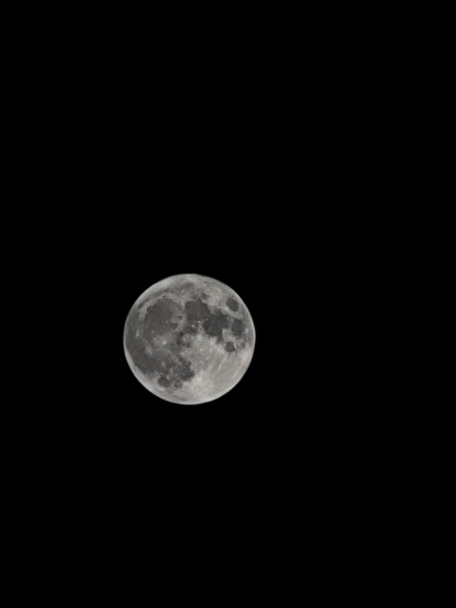 sequoyashanice's tweet photo. Captured the #SuperBlueMoon it won't happen again until 2037... so me and my baby had to capture it together ❤️ A blue moon, is the 2nd of two full moons in a single month. And a super moon which happens when the moon is full during the closest point in its orbit. https://t.co/tChNbjc3Jp