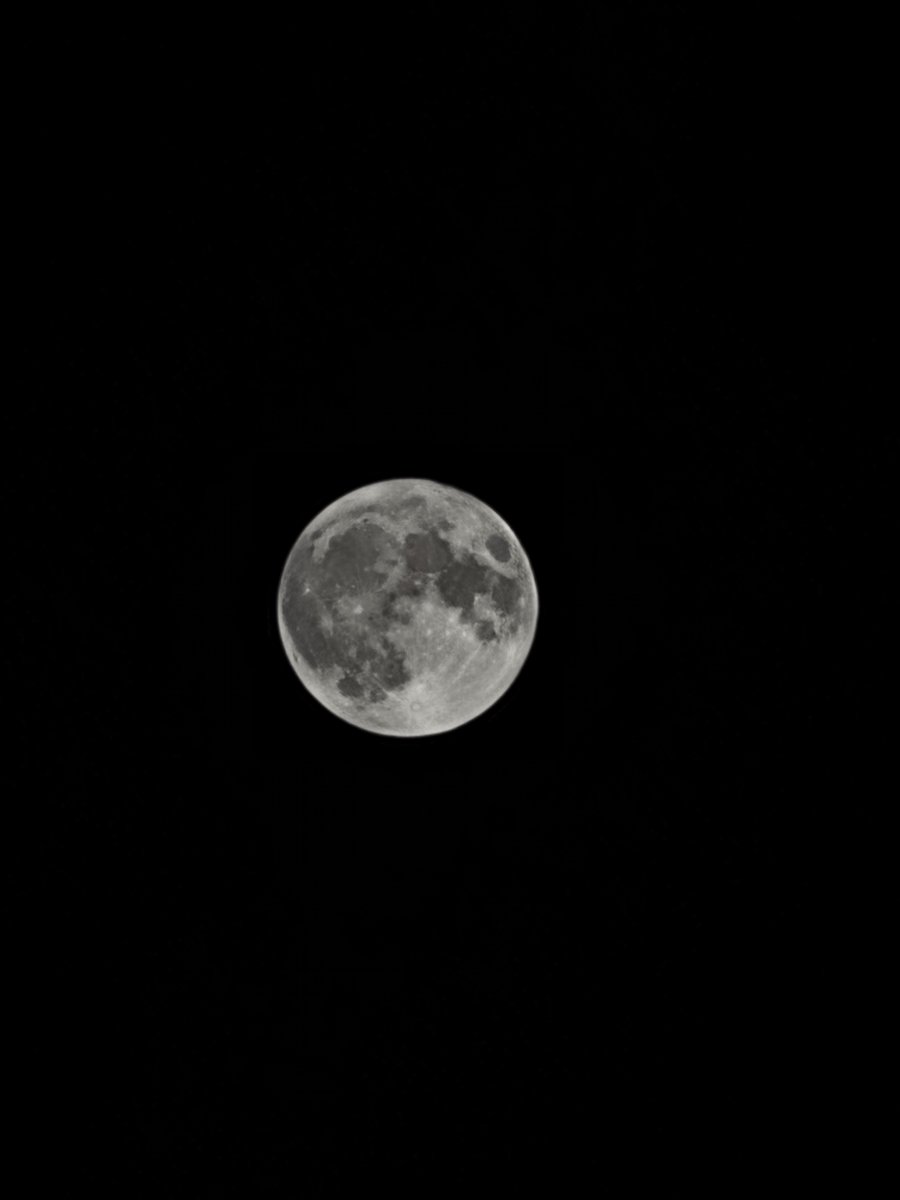 sequoyashanice's tweet photo. Captured the #SuperBlueMoon it won't happen again until 2037... so me and my baby had to capture it together ❤️ A blue moon, is the 2nd of two full moons in a single month. And a super moon which happens when the moon is full during the closest point in its orbit. https://t.co/tChNbjc3Jp