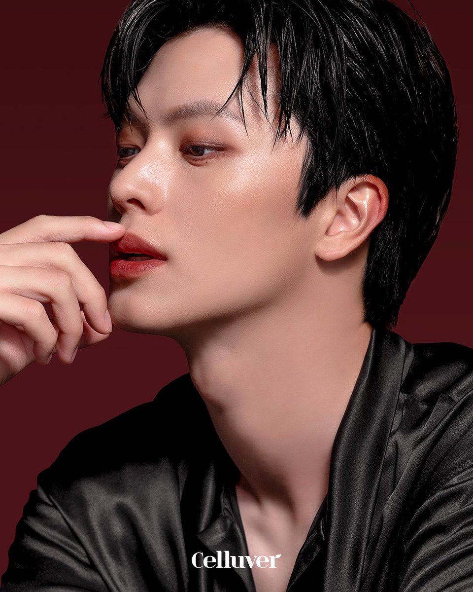 6ookSJ's tweet photo. 이 두 사진이 같은 사람이라는 것도 안 믿기고
같은 브랜드 화보라는 것도 안 믿기고
향기 전문 브랜드 화보라는 것도 안 믿기는 상황

그냥 육성재 화보임.. https://t.co/vGO73qSorX