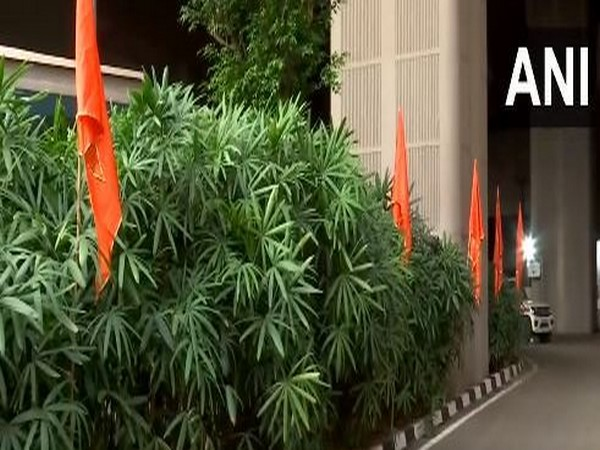 ani_digital's tweet photo. "Hindutva our identity," says Uddhav faction, puts saffron flags outside Mumbai airport ahead of 3rd opposition meeting
Read @ANI Story |
https://t.co/roAbTOgdzD
#UddhavThackeray #Saffronflags #Mumbai #INDIAAllianceMeeting https://t.co/3dfFjbek9m
