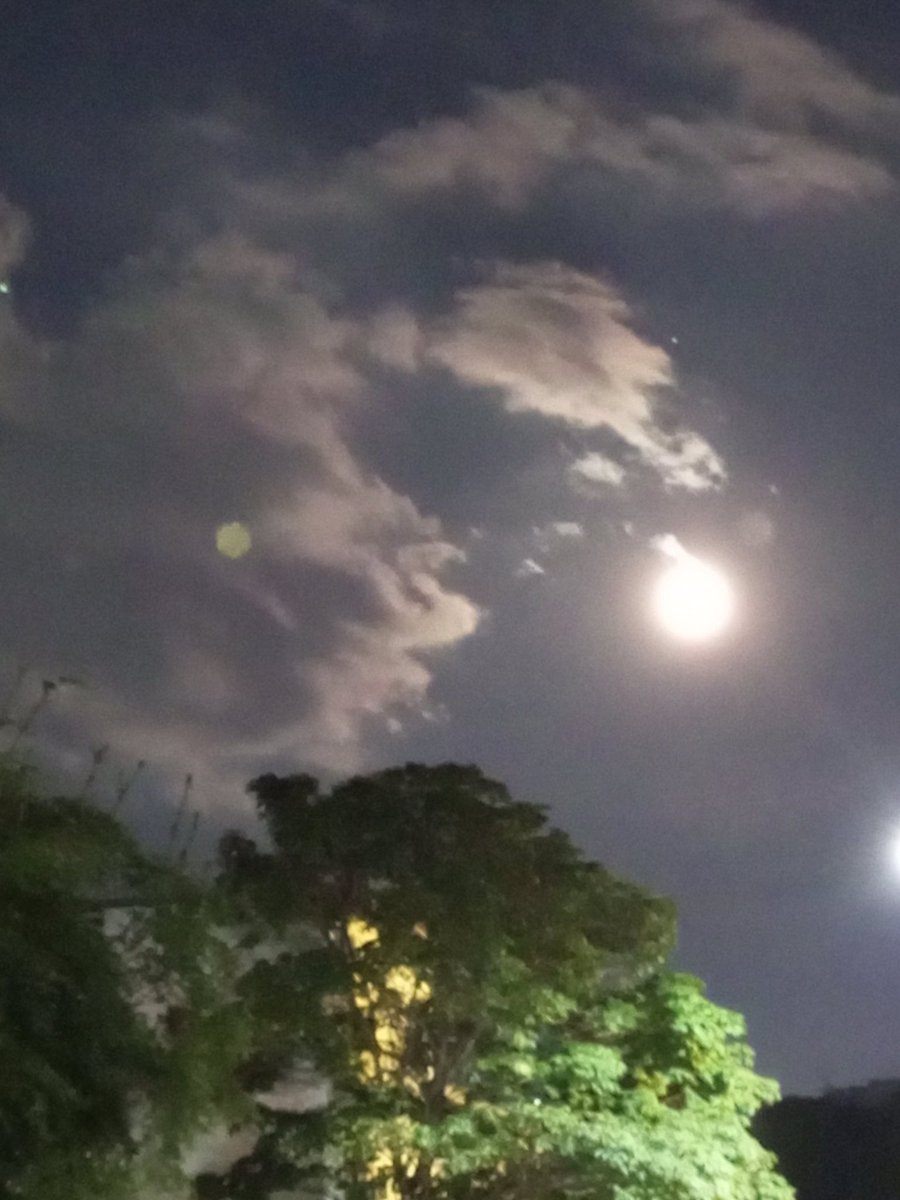 venezolana43200's tweet photo. Asi la ví desde #LaCalifornia #Ccs #LunaAzul #30Agosto ¡espectacular! https://t.co/yuTbWUyctp