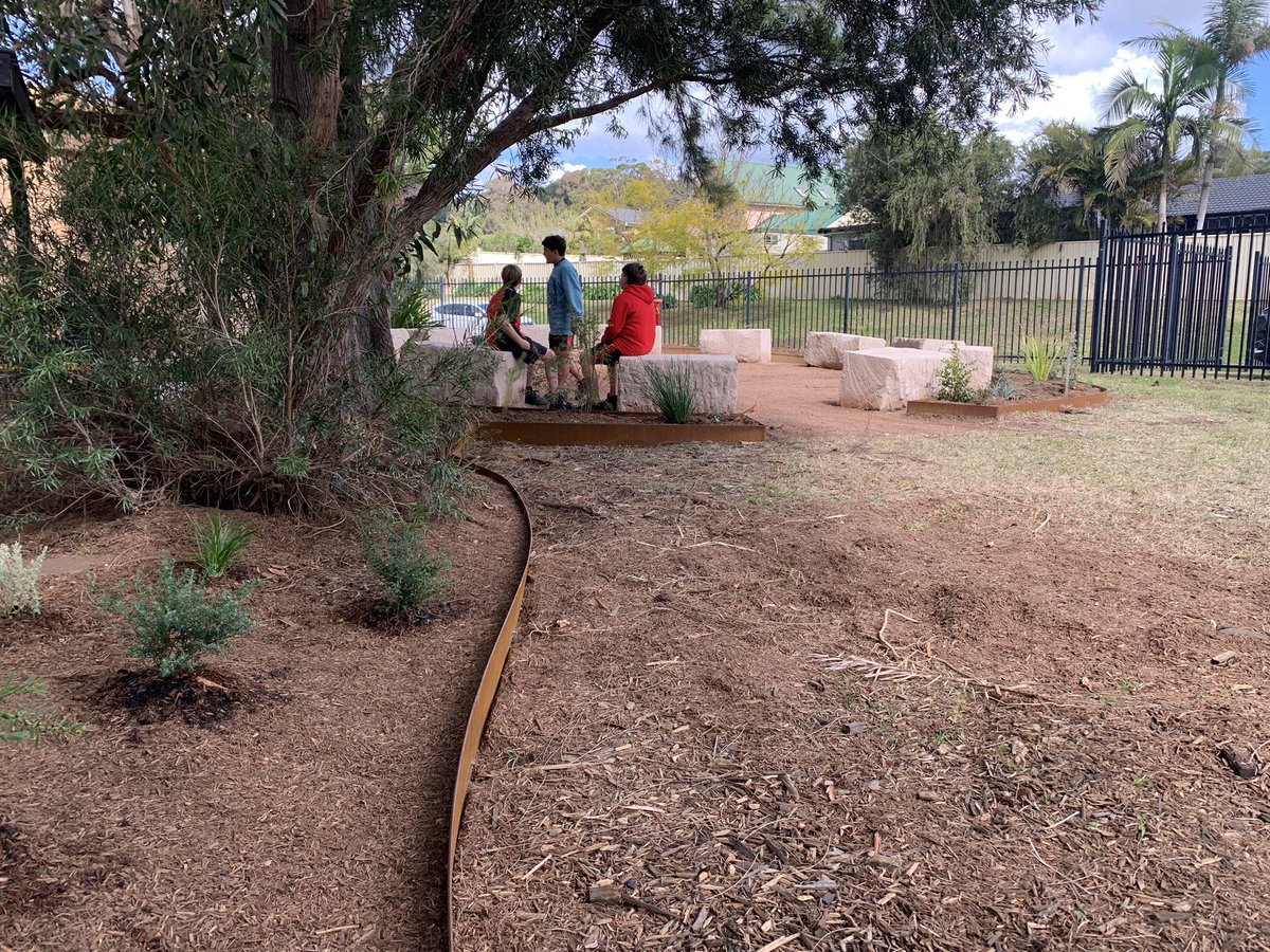 Dawe4Peter's tweet photo. The #yarningcircle &amp; adjoining cultural garden is coming together nicely at #AlbionParkHS #youthCommunityGreening #FirstNations students have designed the space &amp; are now designing some interpretive signage to help teach the rest of the school 💚🌱 https://t.co/tTnHNcTNjR