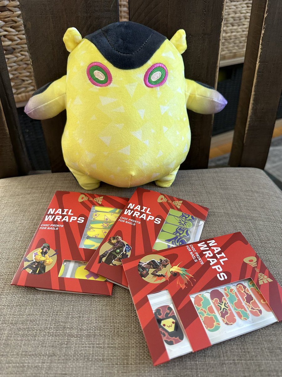 LagunayaART's tweet photo. I’ve got an amazing Valorant Wingman toy and some fancy nail wraps!🥰���️ #Wingman #VALORANTChampions #valorant https://t.co/h1qTeiNTvK