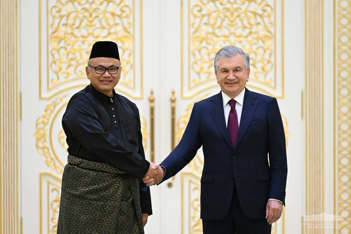 AliyevIkrom's tweet photo. The #President of the #Republic of #Uzbekistan has received #credentials from the ambassadors of #China, #Great Britain, #Bangladesh, #Malaysia, and #Turkmenistan. https://t.co/0Scgbcr8K8