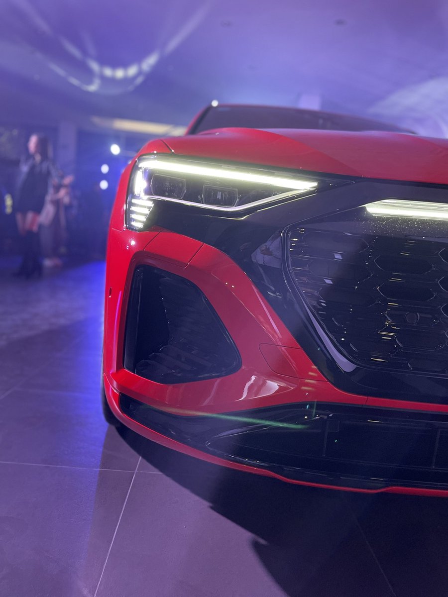 arigoletti's tweet photo. 114 kWh 300 kWh / 408 hp 664 Nm, quattro, 200 km/h (regulada). 5.6 0/100km.600-487 km , Precio: $ 2,378,300 MXN impresionantes datos pero chequen qué advanced Design &amp; Tec, en vivo desde la presentación del nuevo @AudideMexico Q8 Sportback e-tron. 💯 @formulautotrend @ConnieAlJi https://t.co/Huzdv0BwZm