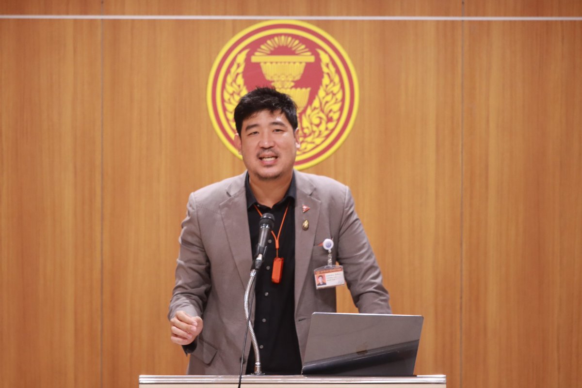 taopiphop's tweet image. คนถามทำไมแถลงข่าวคนเดียว?
จริง ๆพรรคเราก็จะชวนกันไปอยู่แล้วในกบุ่มแชท
.
แต่ตอนนี้เราเริ่มย้ายจากLineไปแพทฟอร์มอื่น
.
ผมไปพิมพ์แจ้งที่ใหม่ ผลปรากฎไม่มีใครอ่านเเชทใหม่เลยครับ จึงเดียวดายเช่นนี้
.
ใครเคยมีประสบการณ์ทำนองนี้แล้วมีเคล็ดลับให้ทุกคนย้ายจากแพตฟอร์มเดิมมาอันใหม่ไหมครับ