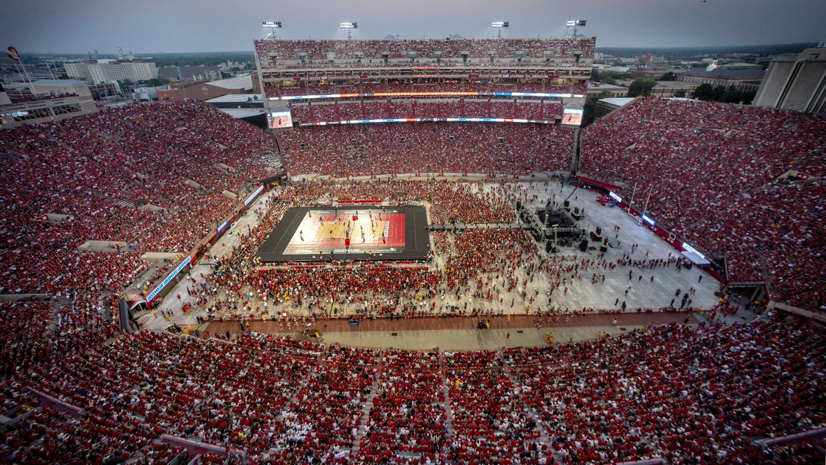 CamCox12's tweet photo. Two AZ kids apart of this record night! Amanda Hardt (Deer Valley) AND Olivia Tukuafu (Mountain View) play for @OmahaVB! 

Nebraska volleyball set world record with 92,003 fans. Largest crowd ever at a women’s sporting event.

@MVTOROS_AD @deer_high @DVHSSkyhawks https://t.co/M7JxlvR6V6