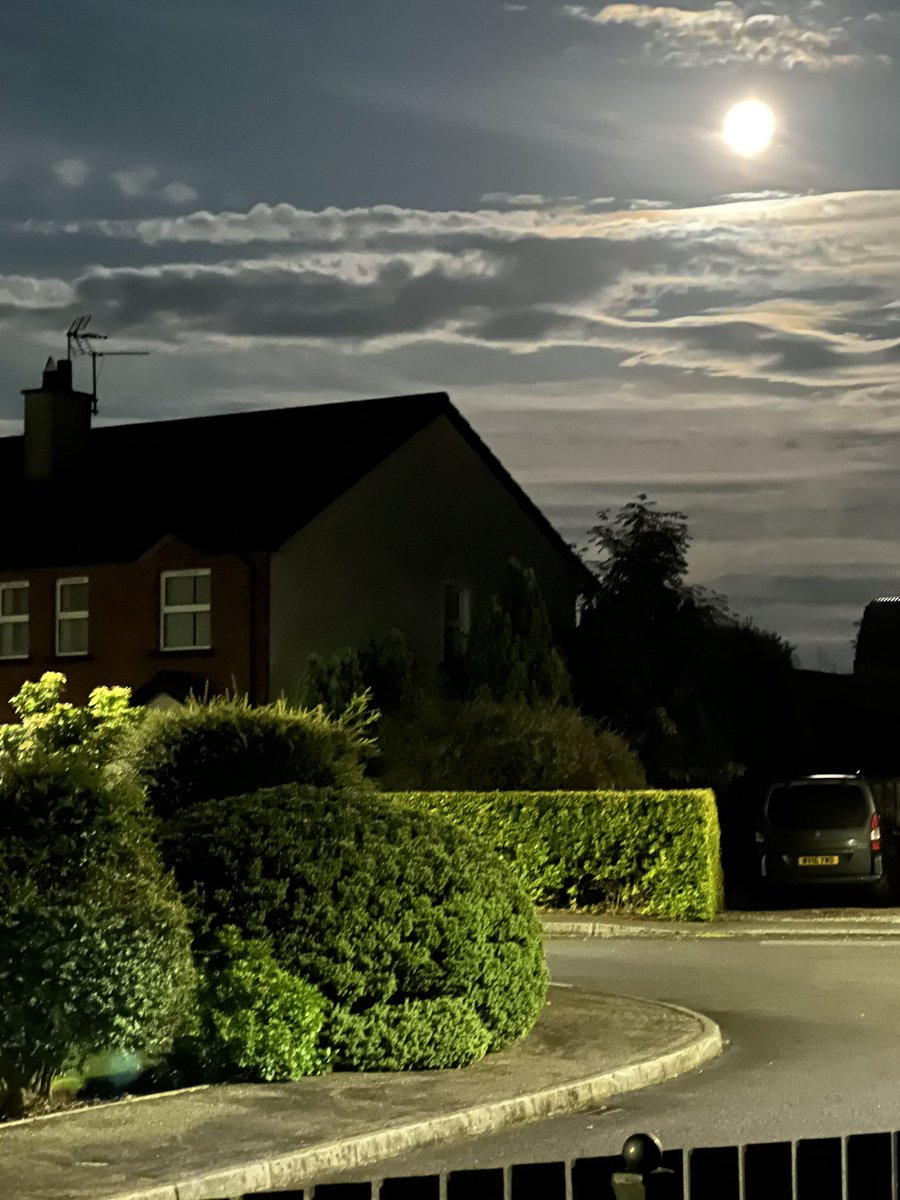 eddiegormangc's tweet photo. 4:42am and just looked out to see the last phase of #BlueMoon on the North Coast of Coleraine, Northern Ireland @barrabest @bbcniweather @WeatherCee on a very calm still morning. https://t.co/SHlLtcn6tx