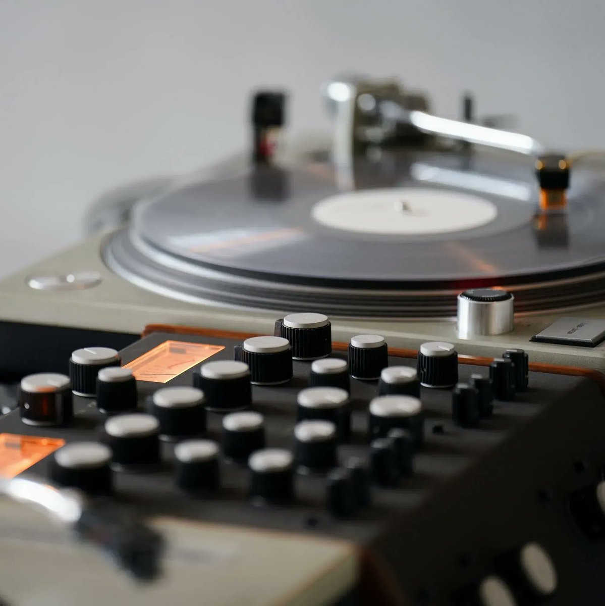 🎵 At migas we believe in 'less but better', and our @isonoe_london analog mixer is the perfect example of this mentality. Its two isolators allow you to blend records by subtracting, instead of adding. Layering the essential, and forging unique clean sonic landscapes.