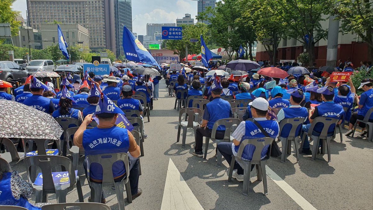 바르게살기운동경상남도협의회는 서울시청앞 광장에서 열리고 있는 가짜뉴스 근절 및 우리수산물 소비촉진 결의대회에  50여명이 참석하여 안전한 우리수산물 소비 운동캠페인에 동참하고 있습니다.