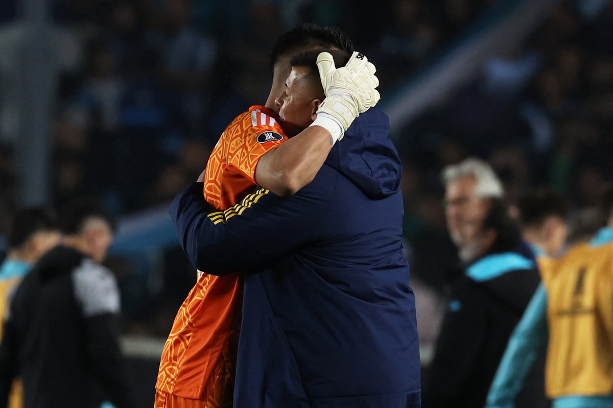 Almirón festejó con Romero, su héroe en los penales.