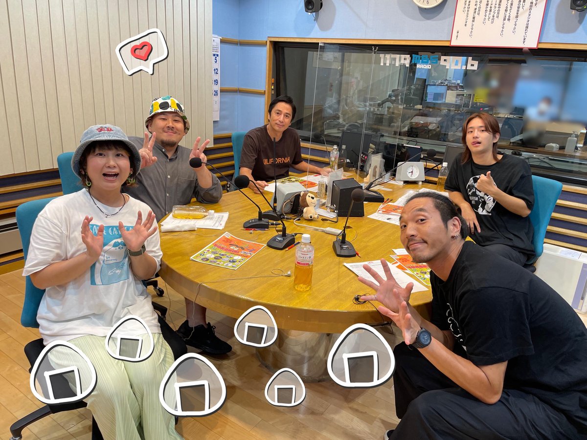 AMusicChance1's tweet photo. 明日よる11時30分から📻
⚠️野球中継延長の場合時間変更あり

ゲストは、神戸で結成された3人組！
満腹絶倒バンド🎸#みみみ食堂
(@onaka_goodgoods)のみなさんです😋🍙

謎のキャッチコピー🍚
『世界の食卓に幸あれ！』とは…🤔

#MBSラジオ
#チュートリアル #徳井義実
#レイクレ #てっちゃん
#いくわよ https://t.co/9NGaNzsHaa