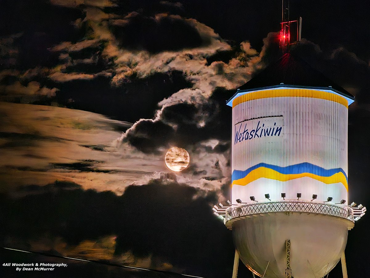 Deanorocks1111's tweet photo. Full Moon pics tonight in Wetaskiwin AB, #RamEverydayAdventure23 @Sunny94FM  @ABRamDealers https://t.co/d45ZSAGym6