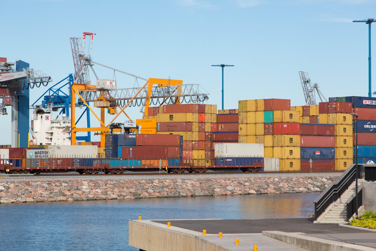 Kansantalous kasvoi toisella neljänneksellä. Bruttokansantuotteen volyymi nousi 0,6 % edellisestä neljänneksestä. Vuodentakaiseen verrattuna bkt kuitenkin laski. ”Investoinnit supistuivat ja vienti väheni”, <a href="/hakala_samu/">Samu Hakala</a> kuvaa. Lue uutinen: stat.fi/uutinen/kansan… #talous