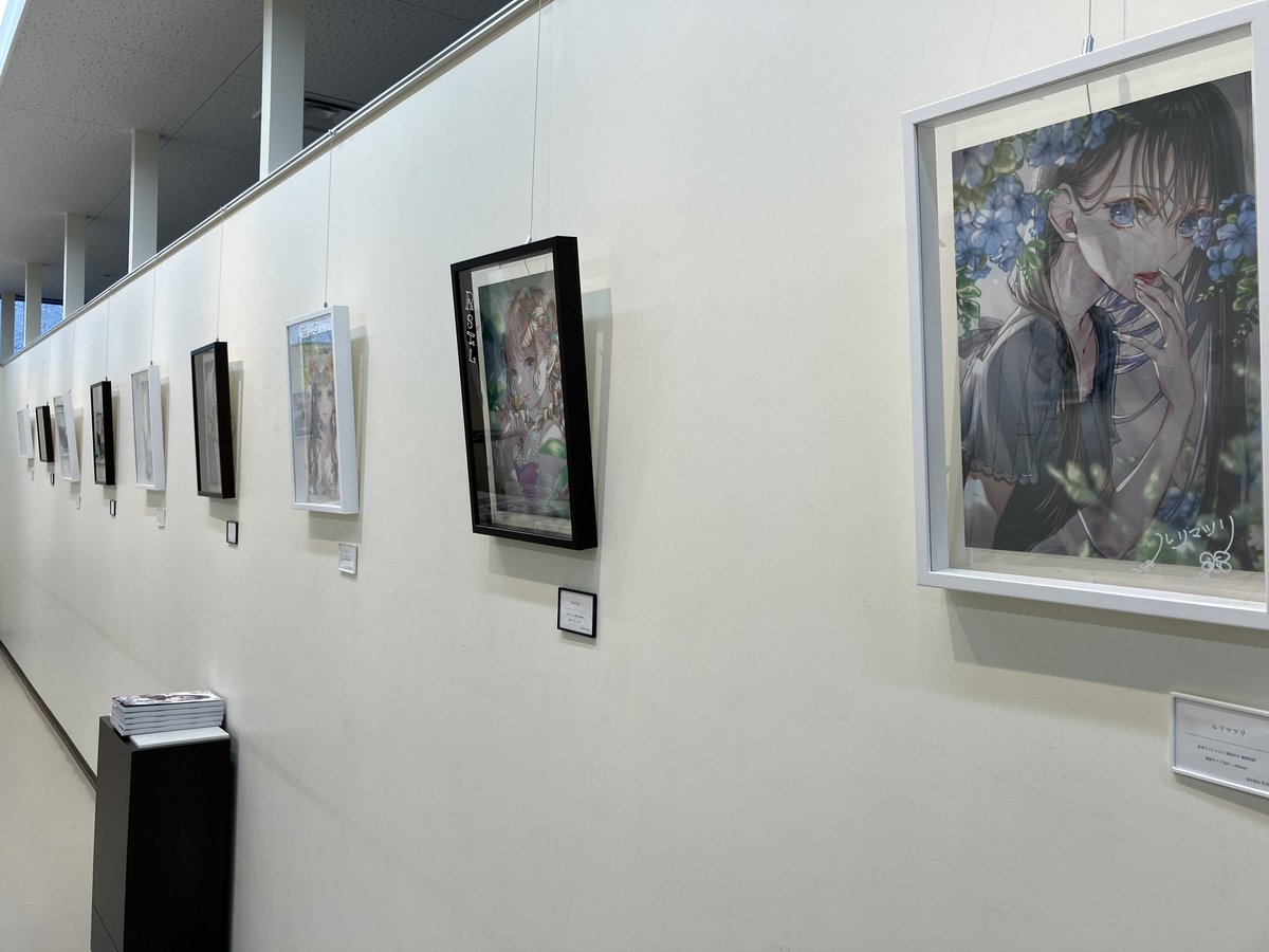 MARUZENNAGOYA's tweet photo. 【6Fギャラリー】『青十紅イラスト展』8/23(水)〜9/11(月)10時～19時まで開催です※最終日は17時閉場。青十紅先生の美麗なイラストの複製原画やポスター、みけんねこグッズ等取り揃えております。「PLUS 青十紅画集＆イラストメイクアップ術」のサイン本もございます。ぜひお越し下さいませ。　#青十紅 https://t.co/XcnvT35OZ2