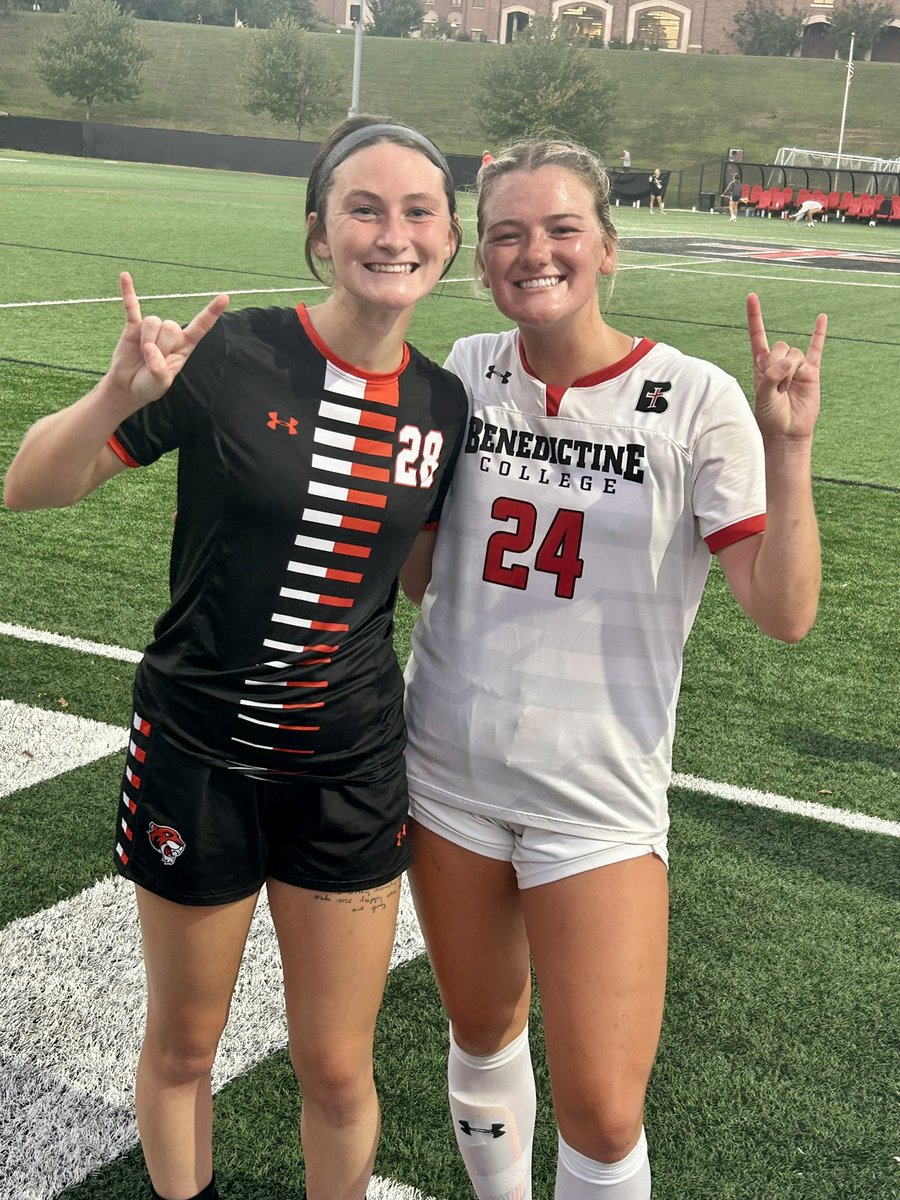 It was truly awesome getting to watch <a href="/paytoncooleyyy/">p cooley</a> and <a href="/haileywhitee_/">hailey white</a> compete against one another, in their college soccer match, this evening!  These former soccer and basketball teammates left it all on the pitch.

#AntlersUp

<a href="/LadyAntlersSocr/">Lady Antlers Soccer</a>
<a href="/elkhornGBB/">Elkhorn Girls Basketball 🏀</a>