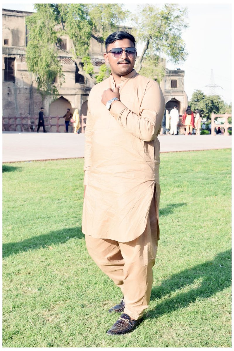 اپنی انا اپنے پاس رکھو جناب  
تمہارے جیسے ہم صدقے میں دے دیا کرتے ہیں" ❤️😊