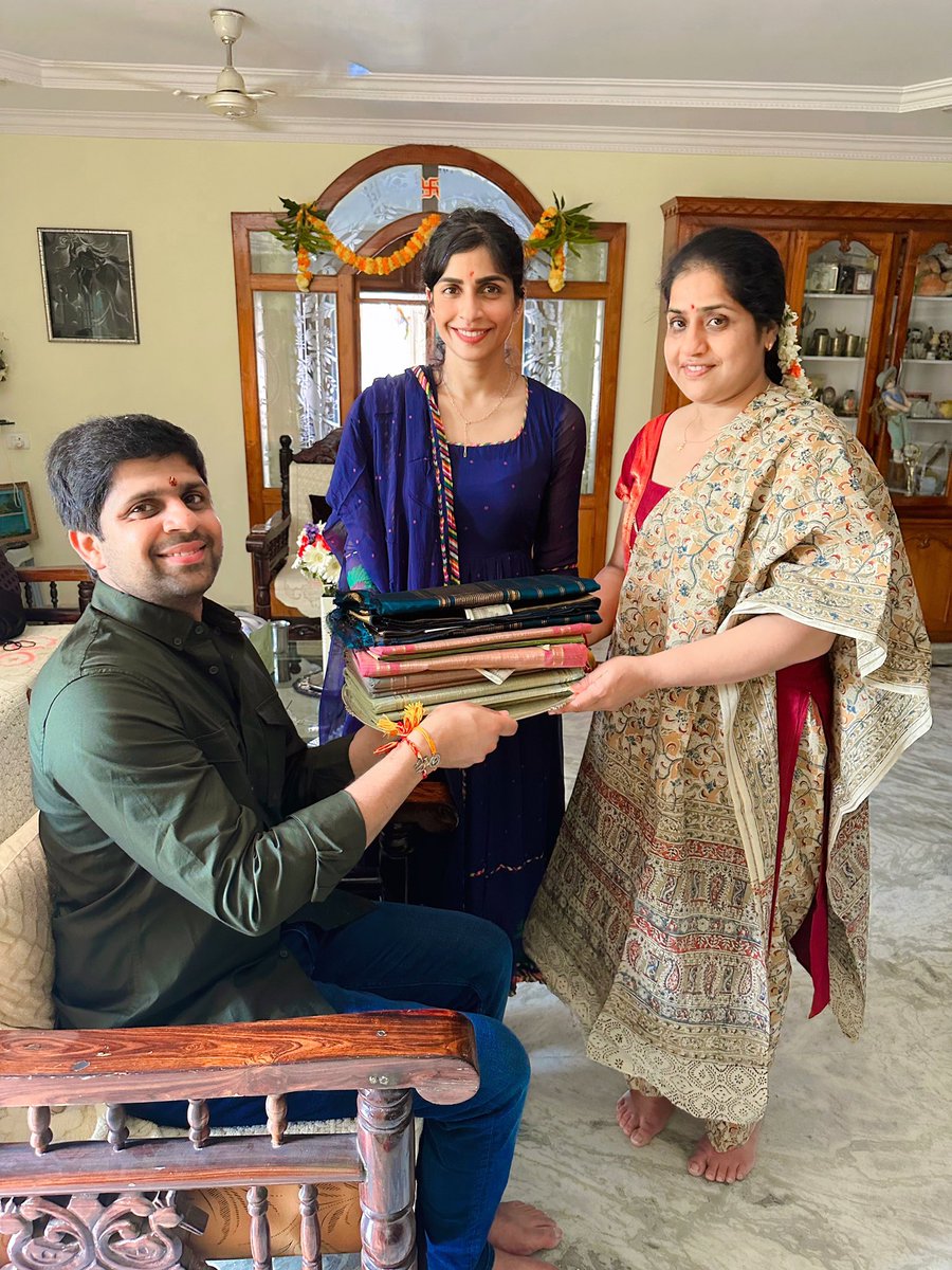 AnnyDivya's tweet photo. Seven years later we all meet  at home ,our Rakhi celebration brings us back together. Cherishing the love and reunion with my dear brother and sister! 🏡💖 

#HappyRakshabandan https://t.co/2lxVE5Nuge