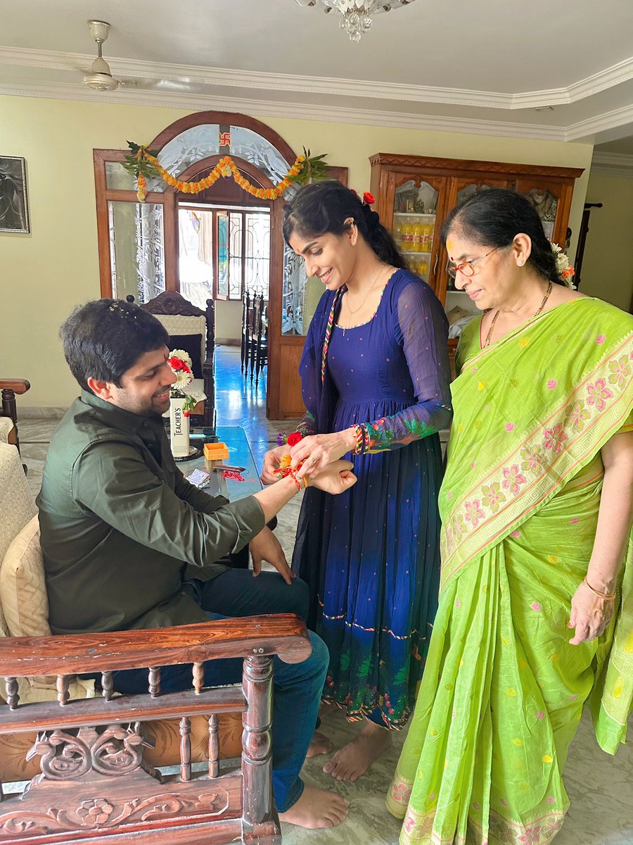 AnnyDivya's tweet photo. Seven years later we all meet  at home ,our Rakhi celebration brings us back together. Cherishing the love and reunion with my dear brother and sister! 🏡💖 

#HappyRakshabandan https://t.co/2lxVE5Nuge