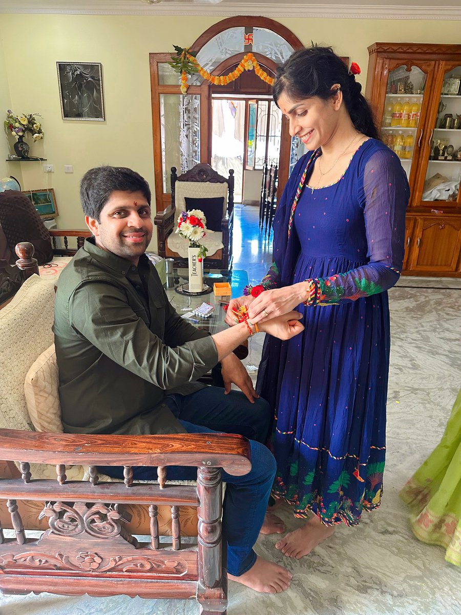 AnnyDivya's tweet photo. Seven years later we all meet  at home ,our Rakhi celebration brings us back together. Cherishing the love and reunion with my dear brother and sister! 🏡💖 

#HappyRakshabandan https://t.co/2lxVE5Nuge