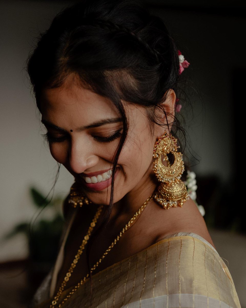 MalavikaM_'s tweet photo. A never ending love affair with ‘kasavu’? 100% 💕 https://t.co/FBVXcaEoqm