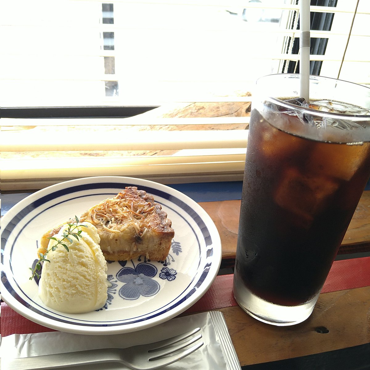 cyclonechee's tweet photo. オシャレな海辺のカフェでオシャレなケーキをいただく。
店内の話題は自転車選手の発達しすぎた尻筋について大盛りあがり( ꈍᴗꈍ)
#celestecafe https://t.co/t3MrPY50fo
